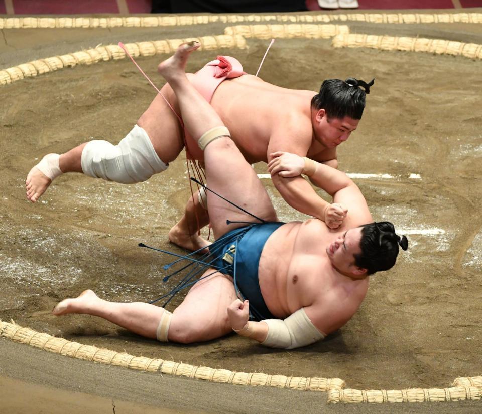 錦富士（下）を送り投げで破る宇良＝両国国技館（撮影・西岡正）