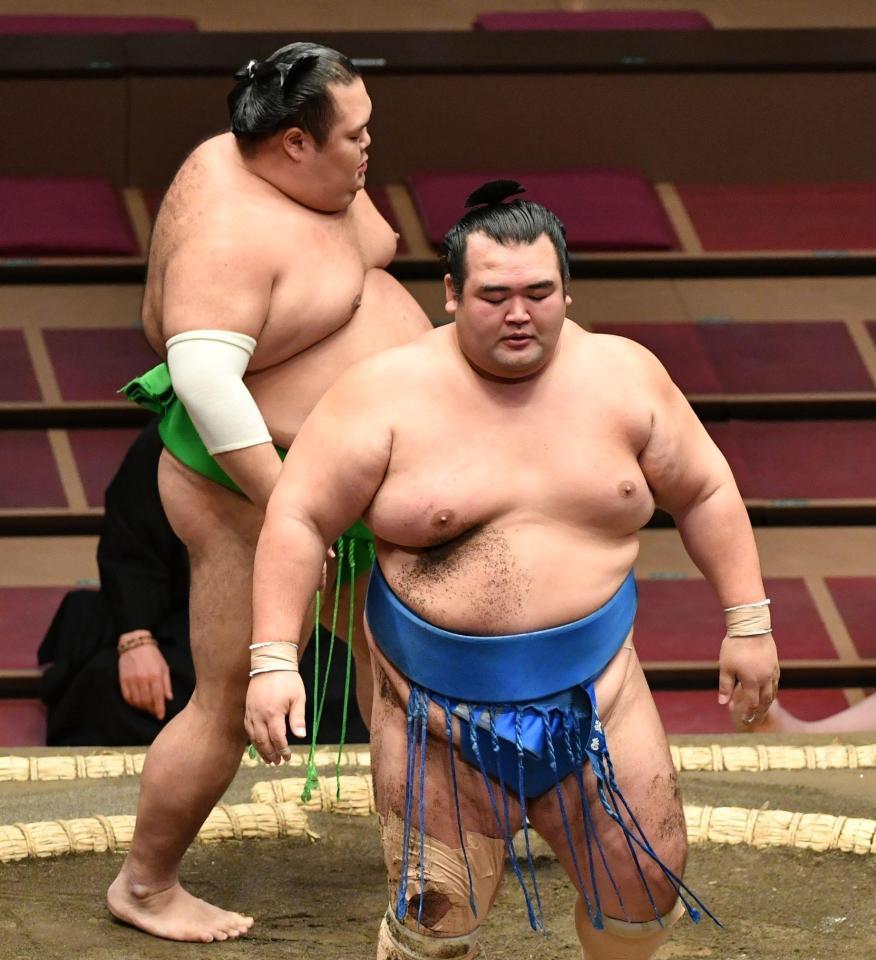 千代丸（左）に敗れ、黒星で引き揚げる琴奨菊＝両国国技館（撮影・西岡正）