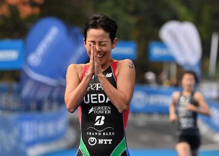 　女子１位でゴールし、手を合わせる上田藍。右は２位の中嶋千紗都（代表撮影）