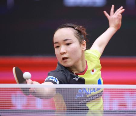 １回戦でプレーする伊藤美誠＝中国・威海（共同）