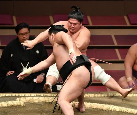 　千代の海（手前）に押し倒しで敗れ、土俵下に落下する宇良
