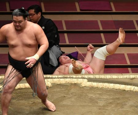 　千代の海（左）に押し倒しで敗れ、土俵下に落下する宇良（撮影・西岡正）
