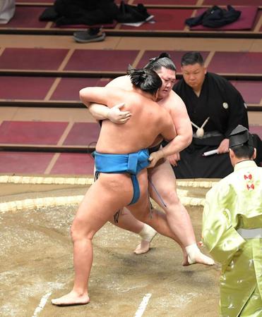 内掛けで豊山（奥）を破る豊昇龍＝両国国技館（撮影・高石航平）
