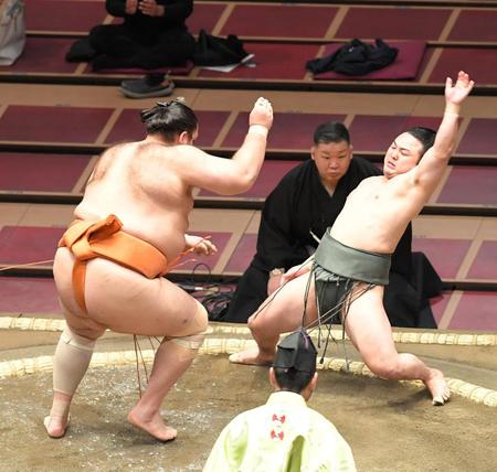魁聖（左）に押し倒しで敗れる炎鵬＝両国国技館（撮影・高石航平）