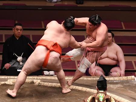 　水戸龍（左）に押し倒しで敗れた宇良（撮影・園田高夫）