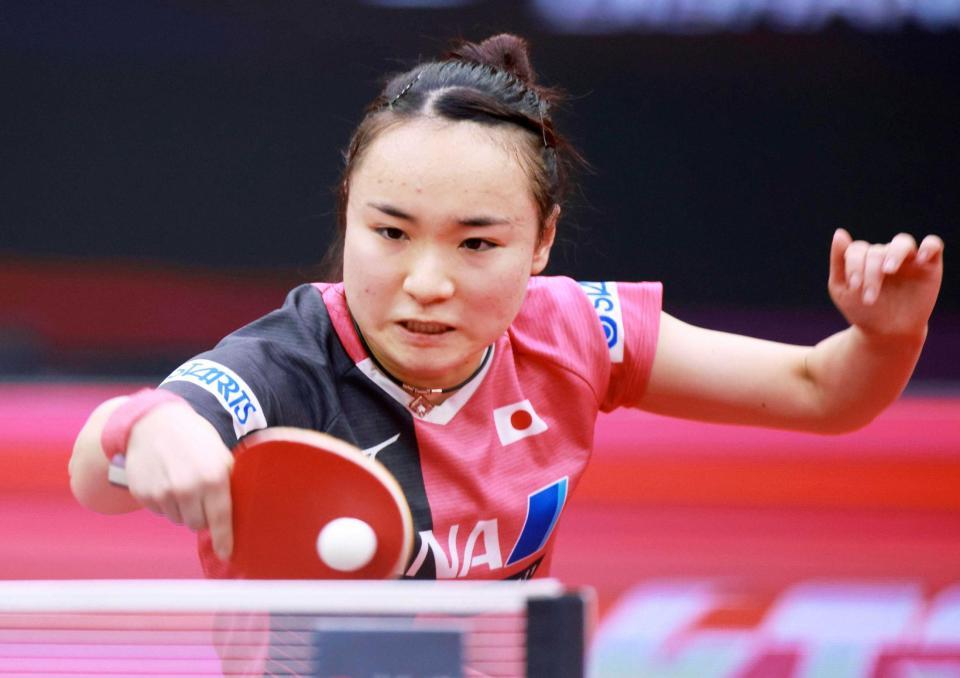 　準々決勝でプレーする伊藤美誠（共同）