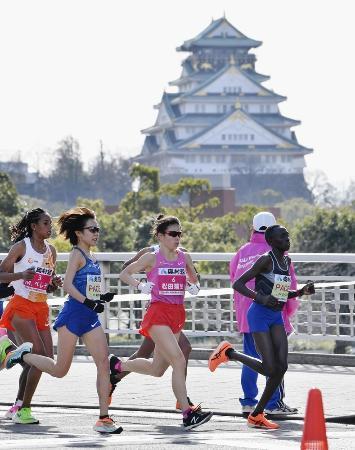 　前回の大阪国際女子マラソン。奥は大阪城＝１月２６日、大阪市