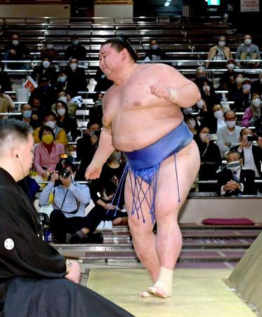 　大栄翔に敗れ、土俵下で左足を気にする正代（撮影・金田祐二）