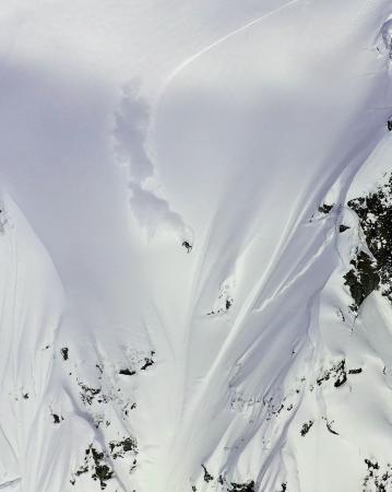 　谷川岳のマチガ沢を滑る佐々木明（中央）。１２日に上映会が行われたドキュメンタリー「ＴＷＩＮＰＥＡＫＳ」の一こま（本人提供）