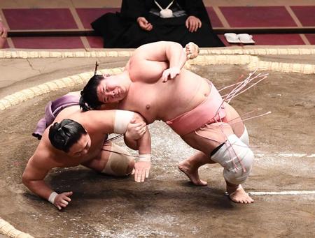 　旭秀鵬を居反りで破る宇良（撮影・園田高夫）