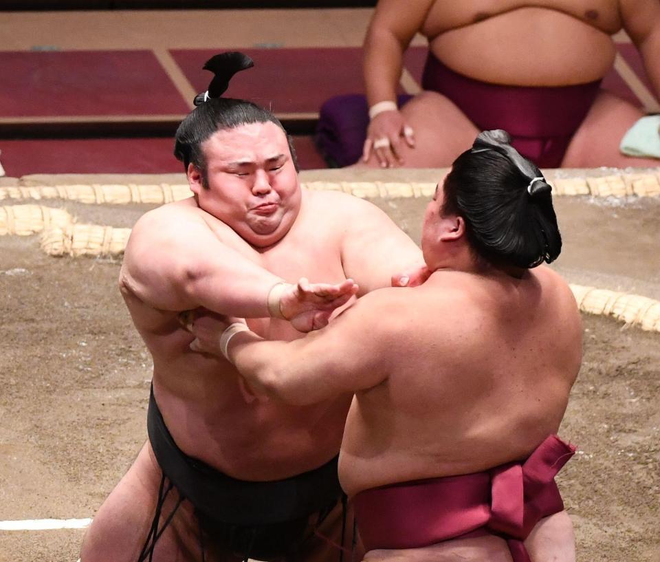 　気迫の相撲で大栄翔（右）を突きだした貴景勝（撮影・園田高夫）