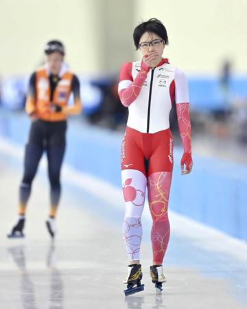 　女子５００メートルで滑走を終え、肩を落とす２位の小平奈緒。左奥は１位の郷亜里砂（代表撮影）