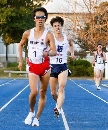 　千葉県印西市で開かれた記録会の１万メートル競歩で競り合う高橋英輝（手前）と池田向希（順大提供）