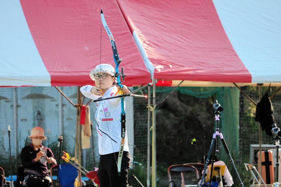 矢を射る早川漣＝静岡県掛川市・つま恋リゾート彩の郷スポーツ広場（デンソーソリューション提供）