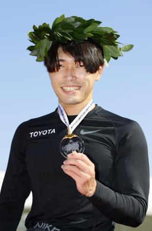 　男子で優勝し、メダルを手にポーズをとる鈴木朋樹＝大分市営陸上競技場