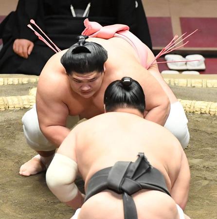 白石（手前）を押し出しで破った宇良＝両国国技館（撮影・中田匡峻）