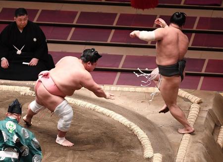 白石（右）を押し出しで破った宇良＝両国国技館（撮影・園田高夫）