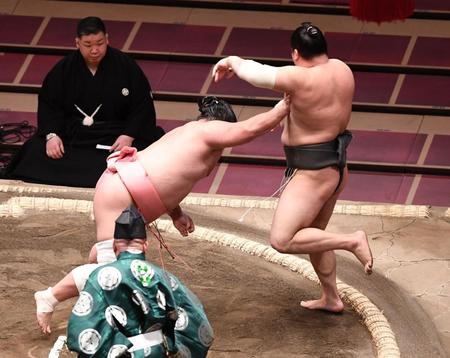 白石（右）を押し出しで破った宇良＝両国国技館（撮影・園田高夫）
