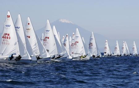　１４日、江の島ヨットハーバー沖で行われた、４７０級の全日本選手権大会