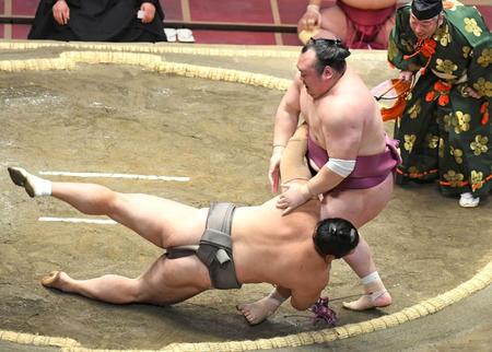 　隠岐の海（左）を突き落としで破り、勝ち越しを決めた宝富士