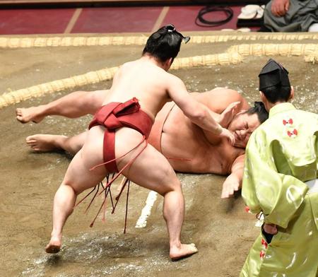 千代大龍を突き落としで下す炎鵬（手前）＝両国国技館（撮影・西岡正）