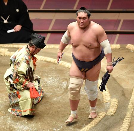 　翔猿をつり出しで下し、２敗を守った照ノ富士（撮影・西岡正）