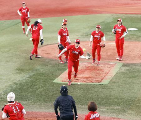 　ソフトボール女子日本代表合宿で守備練習する上野（中央）ら。赤色を基調とした新ユニホームを着用した＝横浜