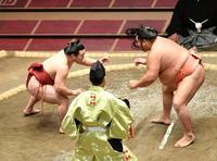 立ち合い直後、組み合わず、にらみ合う炎鵬（左）と千代大龍＝両国国技館（撮影・西岡正）