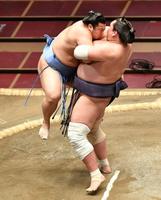 　翔猿（左）をつり出しで下す照ノ富士（撮影・西岡正）