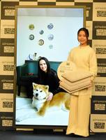 　高梨沙羅（右）とロシアからリモートで出演したアリーナ・ザギトワ、愛犬マサル