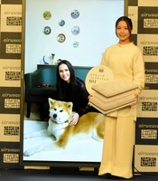 　高梨沙羅（右）とロシアからリモートで出演したアリーナ・ザギトワ、愛犬マサル