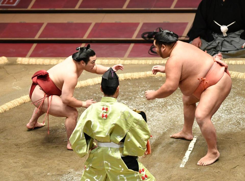 立ち合い直後、組み合わず、にらみ合う炎鵬（左）と千代大龍＝両国国技館（撮影・西岡正）