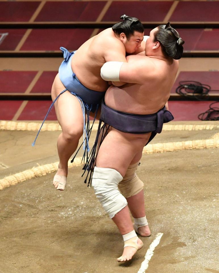 　翔猿（左）をつり出しで下す照ノ富士（撮影・西岡正）