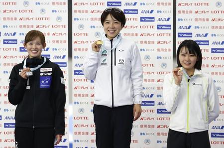 女子５００メートルの表彰式でメダルを手にする（左から）２位の郷亜里砂、優勝の小平奈緒、３位の稲川くるみ＝ＹＳアリーナ八戸（代表撮影）