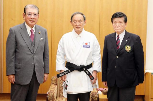 菅首相へ「名誉九段位」を授与、全日本空手道連盟が発表　スハルト氏以来４４年ぶり