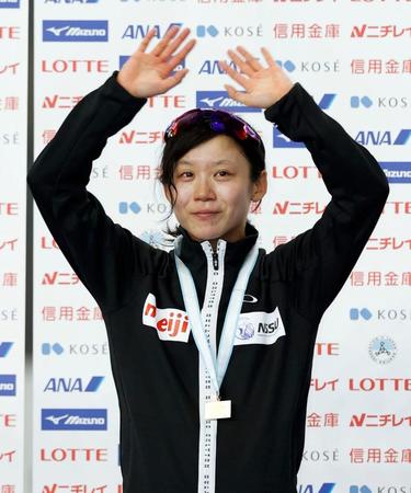 女子１５００メートルで優勝し、表彰式で手を振る高木美帆＝ＹＳアリーナ八戸