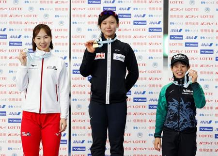 女子１５００メートルの表彰式でメダルを手にする（左から）２位の押切美沙紀、優勝の高木美帆、３位の高木菜那＝ＹＳアリーナ八戸
