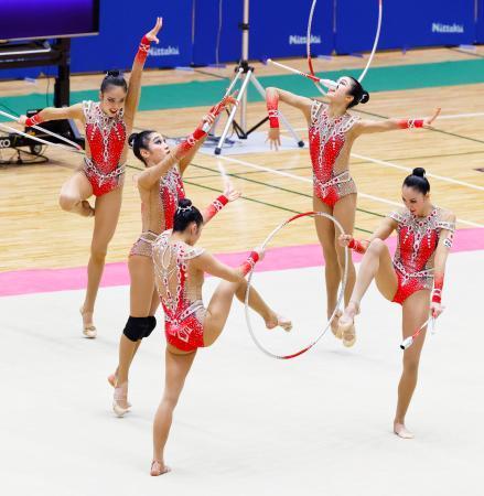 新体操の杉本、五輪初の金へ決意団体代表が演技