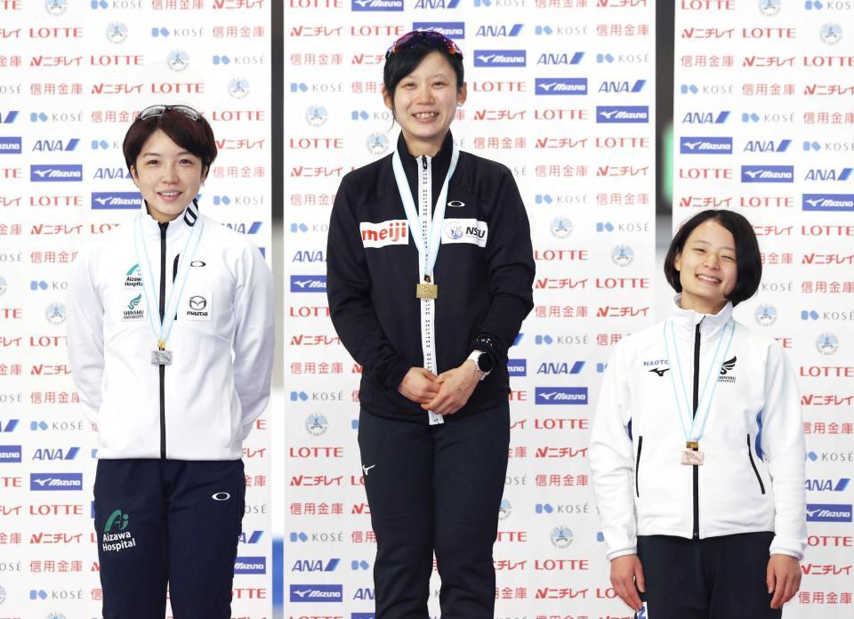 　表彰式で笑顔を見せる（左から）２位の小平奈緒、優勝の高木美帆、３位の山田梨央（代表撮影）
