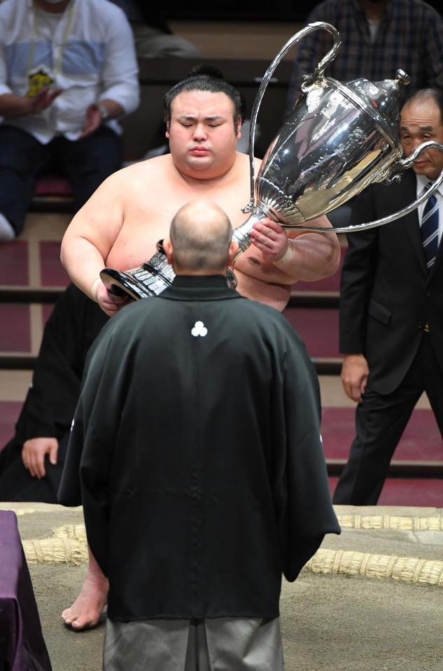 ２度目の幕内最高優勝を果たした貴景勝（奥）は八角理事長から天皇賜杯を受け取る＝両国国技館（撮影・中田匡峻）