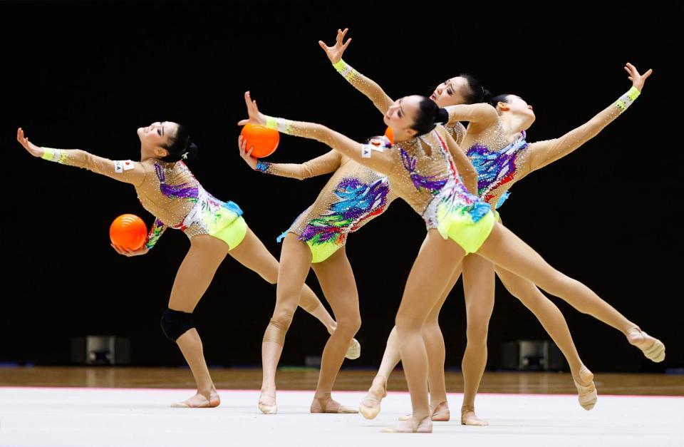ボールの演技を披露する新体操団体の日本代表「フェアリージャパン」＝高崎アリーナ