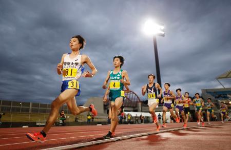 　男子１万メートル（タイムレース）で、日本人トップの２８分２０秒６３を記録した星岳（左端）＝相模原ギオンスタジアム