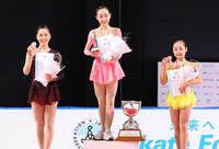 表彰台で笑顔を見せるジュニア女子で優勝した松生理乃（中央）、２位の吉田陽菜（左）、３位の島田麻央＝フラット八戸（代表撮影）