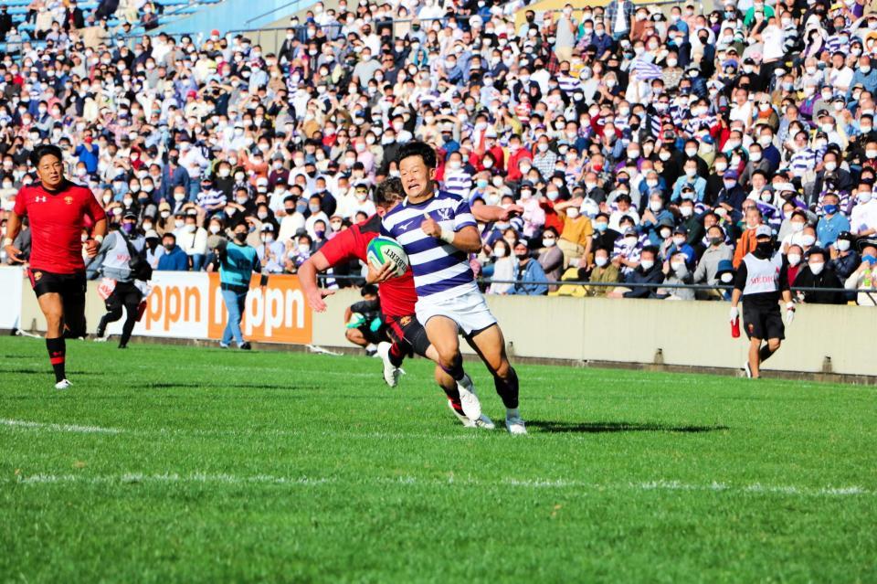 　逆転トライを決める明大・飯沼