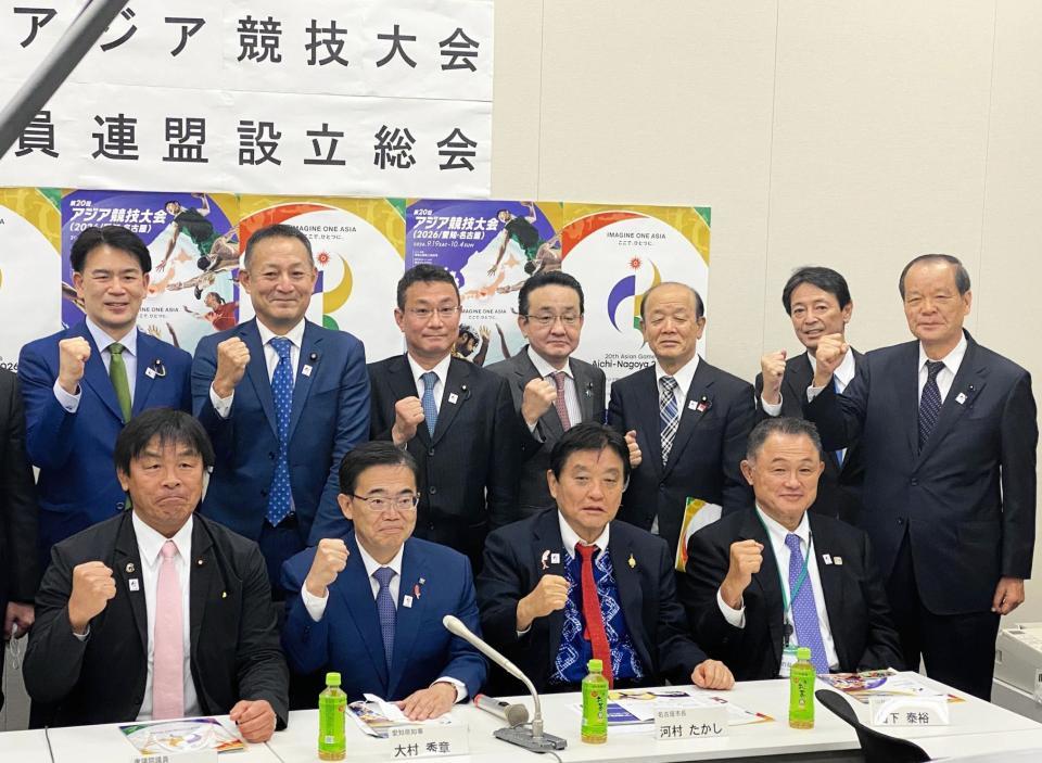 　議員連盟設立総会に出席した前列左から馳浩衆院議員、愛知県の大村知事、名古屋市の河村市長、ＪＯＣ山下会長