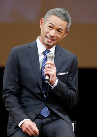 　第７３回新聞大会で記念講演するイチローさん＝２６日午後、神戸市