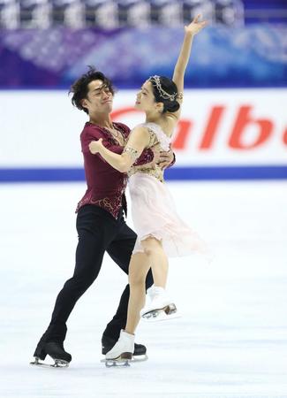 　公式練習で息の合った技を披露した村元・高橋組（代表撮影）