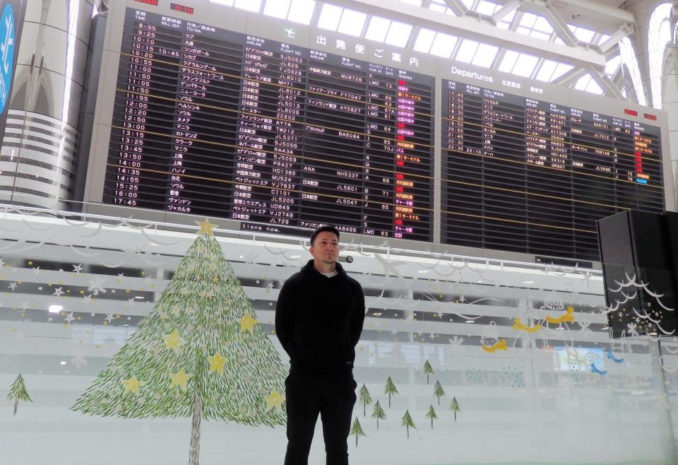 　電光掲示板の前に立つディーン元気＝成田空港