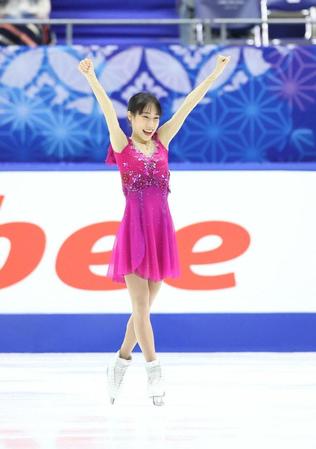 　演技を終えガッツポーズを見せる三原舞依（代表撮影）