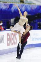 アイスダンスのフリーで演技する村元（左）、高橋組（代表撮影）